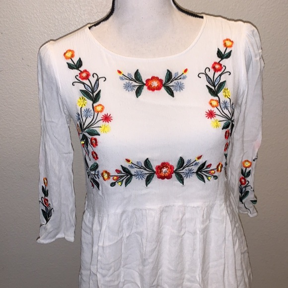 Forever 21 white embroidered floral 3/4 sleeve blouse - Picture 2 of 8